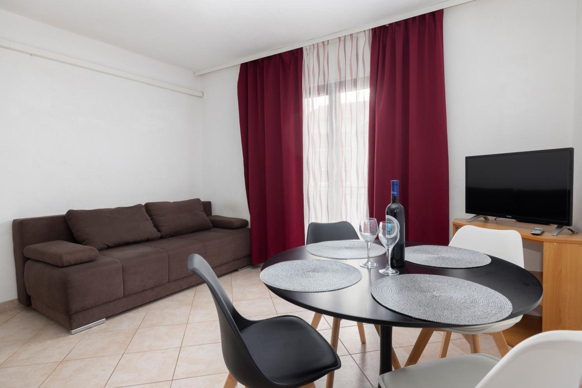 Apartments Family Roso โพรไมนา ภายนอก รูปภาพ