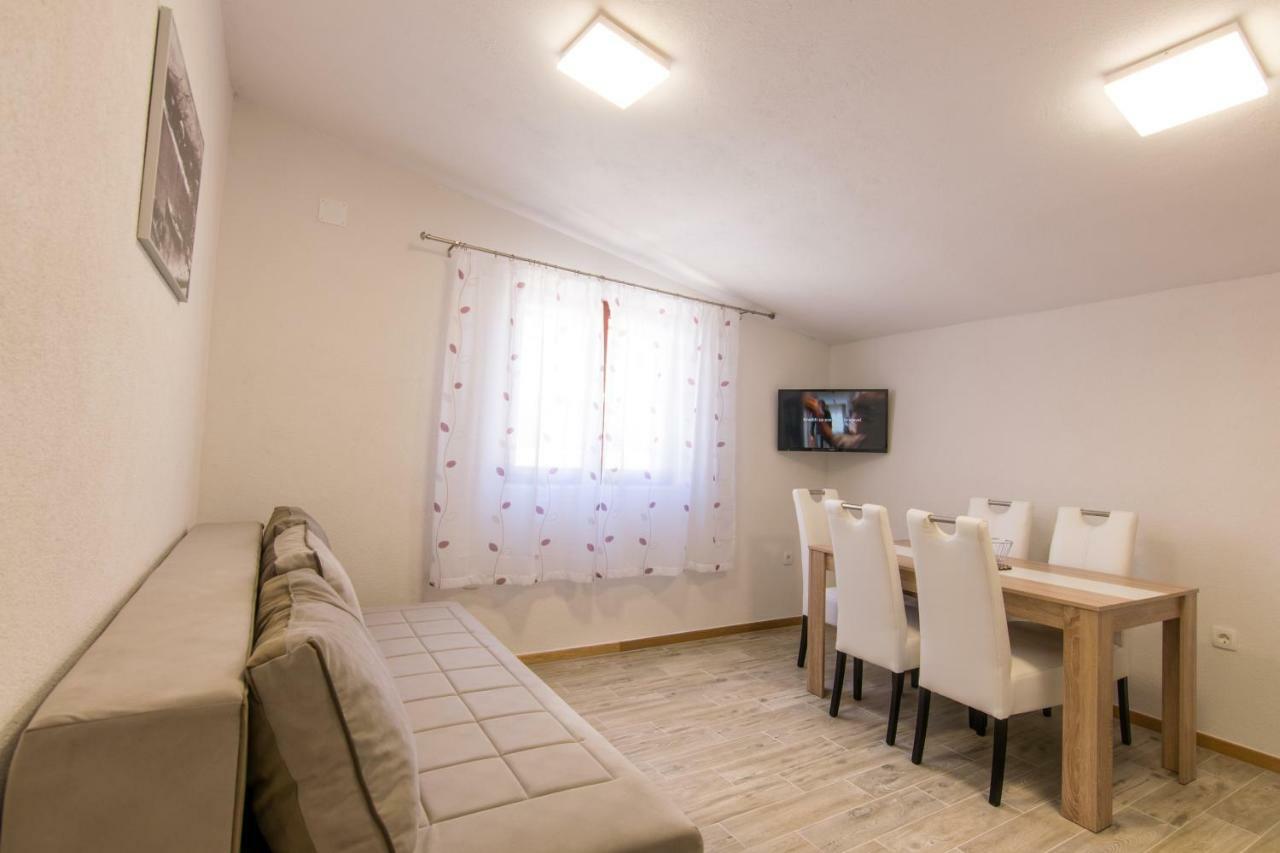 Apartments Family Roso โพรไมนา ภายนอก รูปภาพ
