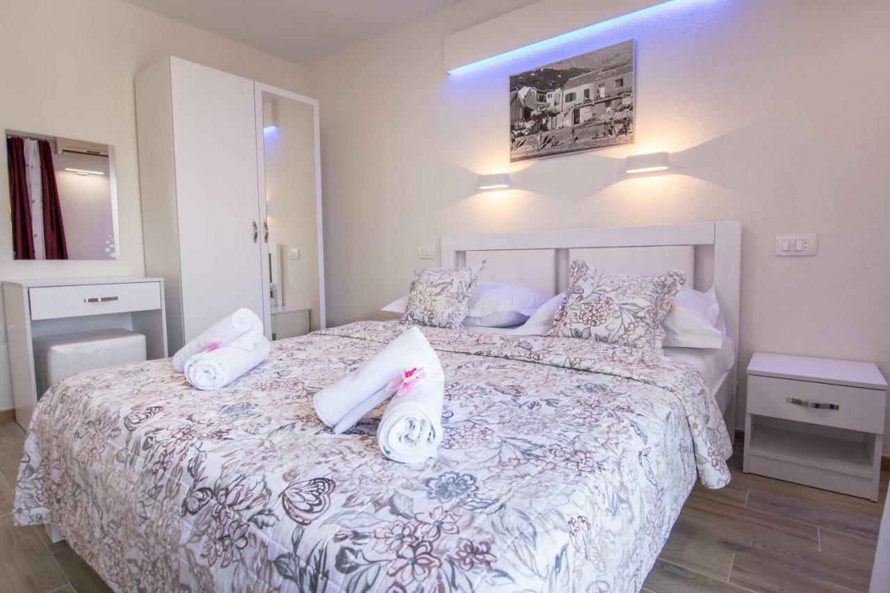 Apartments Family Roso โพรไมนา ภายนอก รูปภาพ