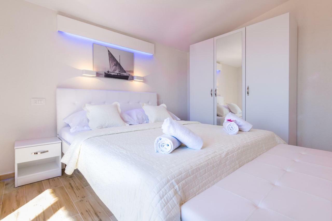 Apartments Family Roso โพรไมนา ภายนอก รูปภาพ