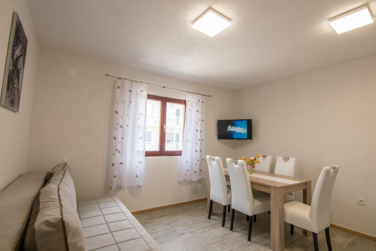 Apartments Family Roso โพรไมนา ภายนอก รูปภาพ