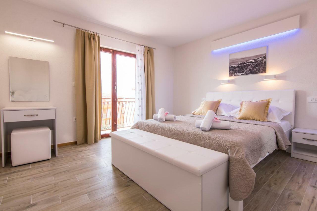 Apartments Family Roso โพรไมนา ภายนอก รูปภาพ