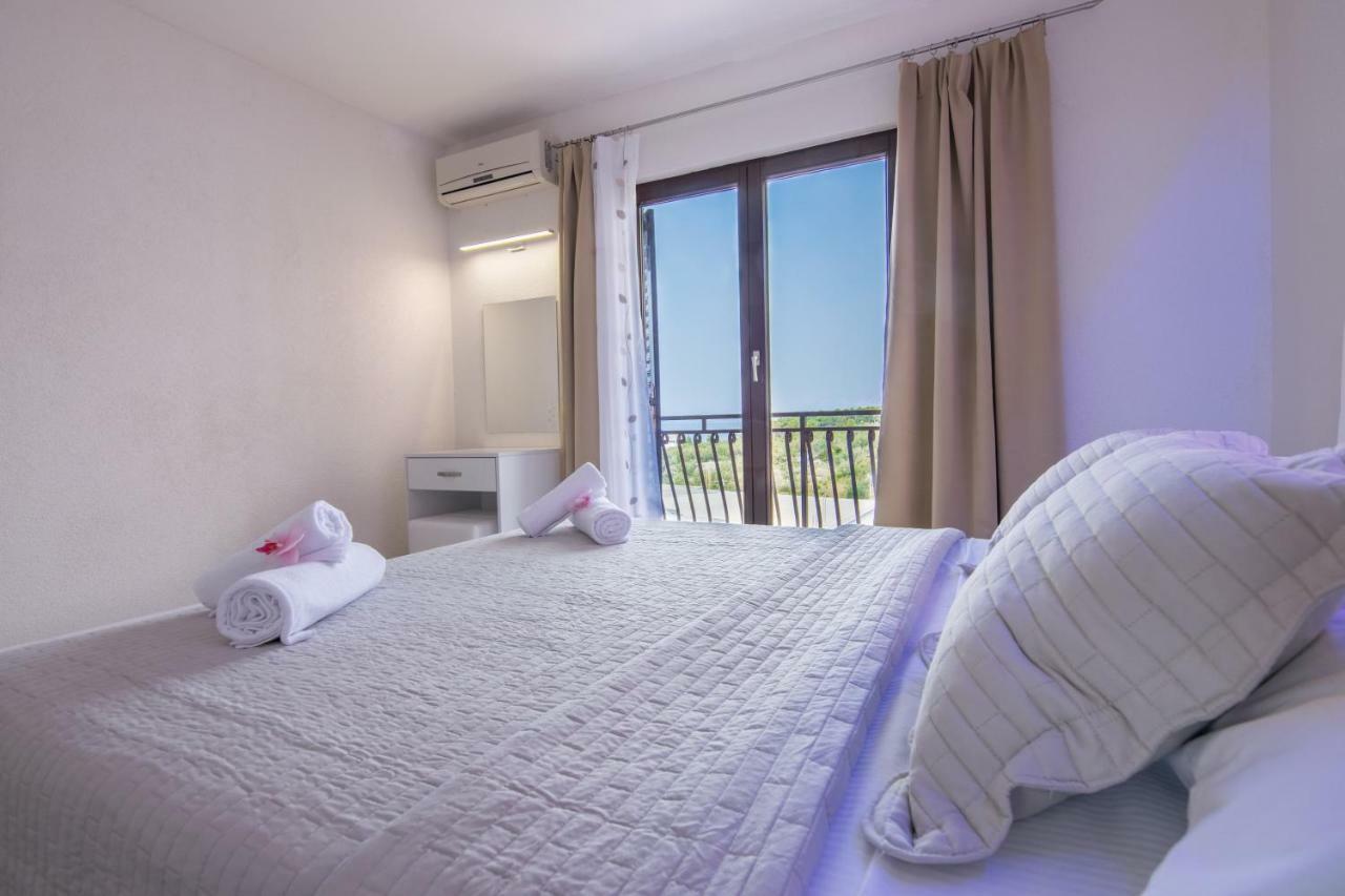 Apartments Family Roso โพรไมนา ภายนอก รูปภาพ