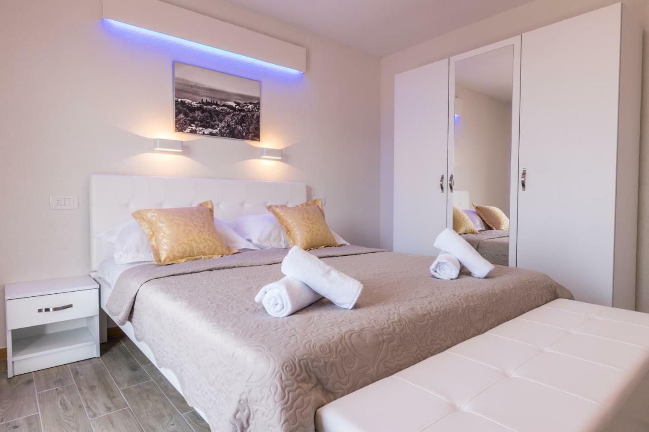 Apartments Family Roso โพรไมนา ภายนอก รูปภาพ